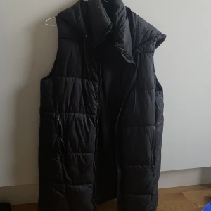 Pufferväst från Zara - Storlek S, passar S-M-L beroende på passform. Resårbandet är utdraget och finns ej (använt utan). Men vill man kan man sätta i ett.