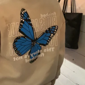 Tjocktröja med tryck på ryggen - Säljer denna tjocktröja med tryck på ryggen, använd max 4gånger