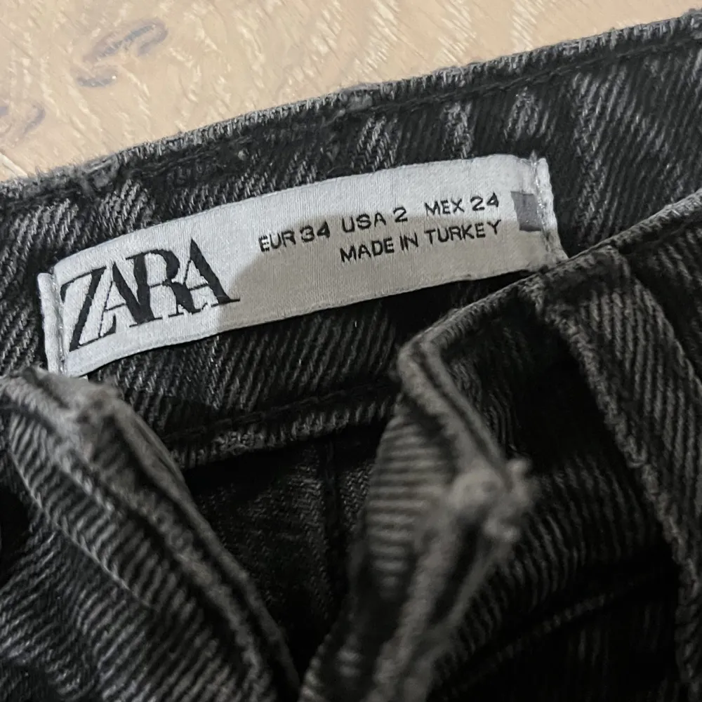 Snygga jeans från Zara i fint skick, använda fåtal gånger💗 Pris kan diskuteras!. Jeans & Byxor.
