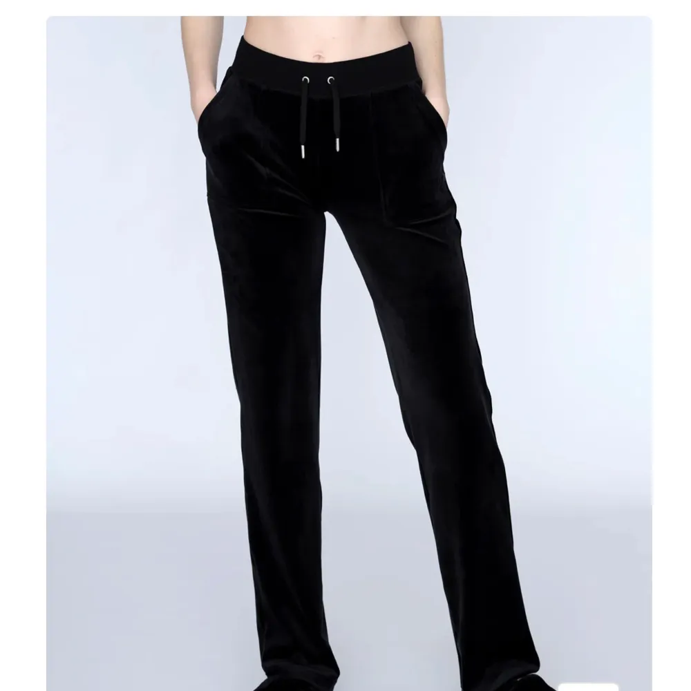 Säljer mina svarta juicy byxor då jag inte använder dom längre. Om ni vill ha bilder på dom så e det bara o fråga💗. Jeans & Byxor.