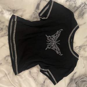 En cropped tröja med rhinestones i fjäril mönster  (pris kan prutas!)