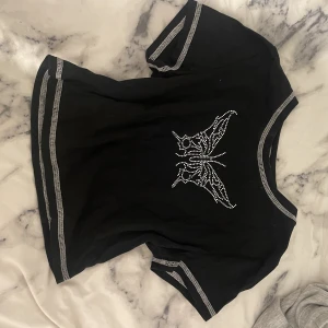 Y2K tröja med rhinestones - En cropped tröja med rhinestones i fjäril mönster  (pris kan prutas!)