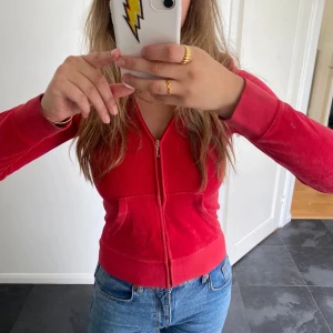 Juicy Couture kofta  - Säljer en jätte fin röd juicy couture kofta, jätte fin men tyvärr inte kommit till så mycket användning. Vid snabb affär kan pris alltid diskuteras. ❤️‍🔥