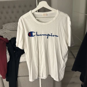 Champion tröja - Säljer denna champion T-shirt då den inte längre används❤️Är använd sparsamt och är som ny. Tveka inte att på skriva vid frågor eller intresse!!