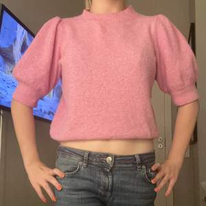 Säljer mig jättesöta rosa stickade tröja från vero Moda för att den inte används längre 