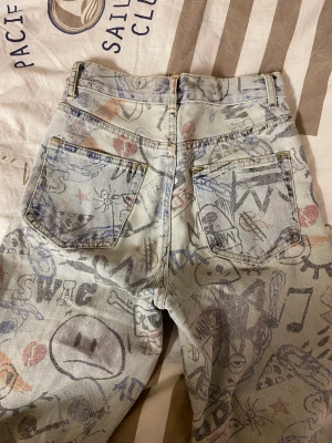 Jeans med mönster  - Så snygga jeans med coolt mönster från Adlika! Uppsydda så att de passar någon som är ca 160 och har XS. 🥰be om exakta mått om det önskas!