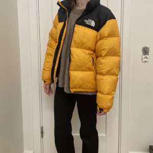 The north face jacka - Hej!! Jag säljer denna superfina jacka åt min pojkvän. Det är en The north face nuptse jacka i storlek M, har används en vinter och är så gott som ny med inga slitningar eller defekter. Nypris 4000kr, säljer nu för 2000kr (pris kan diskuteras) ❤️❤️