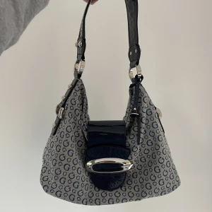 Guess väska  - Vintage väska från guess. Super snygg marinblå färg 