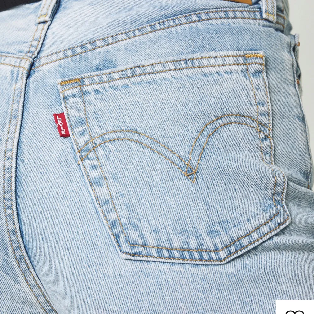 Levis jeans i modellen ribcage straight i strl 24, sitter bra på mig som är ca 163. Nypris 1200 men säljer för 300, inga större tecken på användning . Jeans & Byxor.