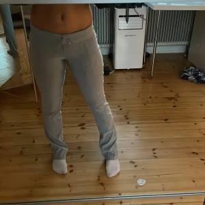 kostym byxor - gråa kostymbyxor är super sköna älskar de, de är mycket uttöjbara så strlk e typ 34-38