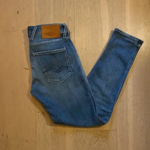 Replay anbass - Vi säljer ett par snygga replay anbass jeans. Skick 9/10. Nypris 1499kr vårat pris endast 499kr.