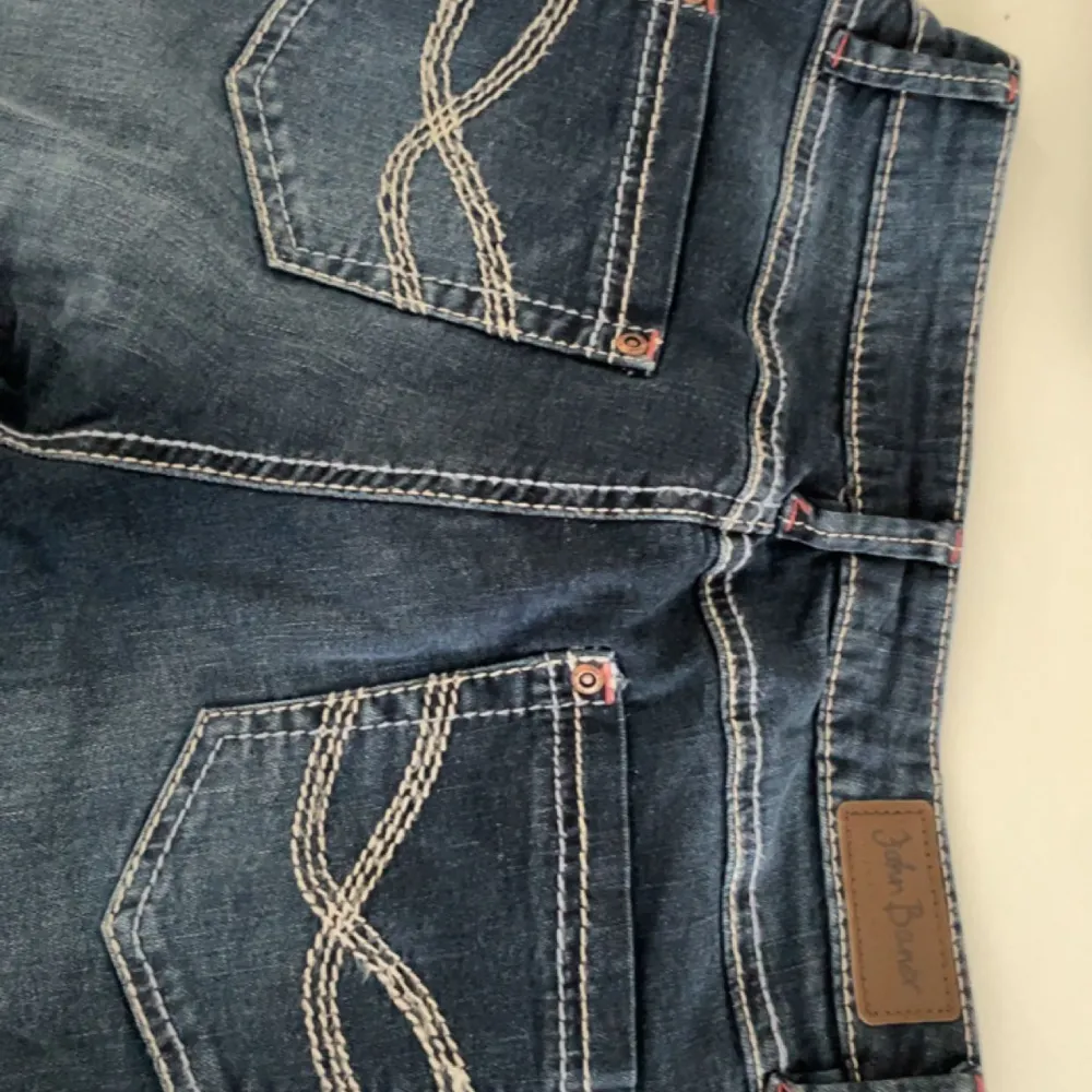 Säljer dessa snygga lowwaist jeans i storlek 36 då dem inte passar mig längre💘 dm för mer bilder. Jeans & Byxor.