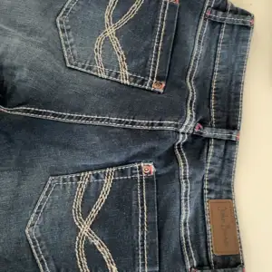 Säljer dessa snygga lowwaist jeans i storlek 36 då dem inte passar mig längre💘 dm för mer bilder