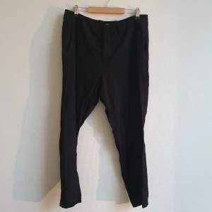 Ellos Kostymbyxor storl 48 - Midjan är väl runt 109 cm. Jag har alltid behövt skärp och har storlek 46. Bra skick. Vid köp av flera plagg kostar denna 40 kr, kom ihåg att lägga bud isf.