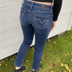 Lågmidjade levis jeans  - Superfina och jättesköna 😍jag är 168 och bör storlek S och de passar perfekt! Vid fler frågor skriv dm💕 