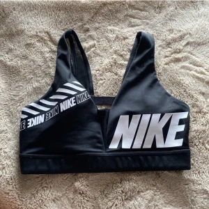 Sportbh - Sport-bh från Nike. Sitter på plats och är i skön kvalitet så är inget som skaver. Inga tecken på användning.