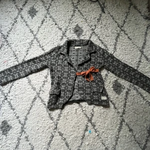 Odd Molly classic kofta - Säljer min odd Molly tröja pga att jag aldrig använt den. Den är i bra skick och har bara ytterst lite knotter. Den är köpt från deras hemsida för ganska länge sen. Det står inte vilken storlek den är i det står bara en 2:a. Kontakta mig för mer bilder!