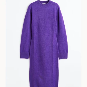 Stickad bodycon klänning - Oanvänd stickad klänning.  Jättefin, kliar er 😀  Ord.pris 399kr  Stl S