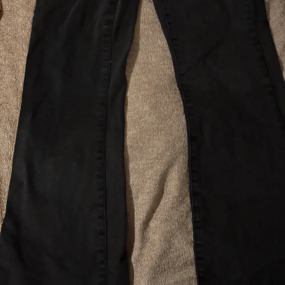 Fina svarta flare/bellbottom jeans från ONLY. Jeans & Byxor.