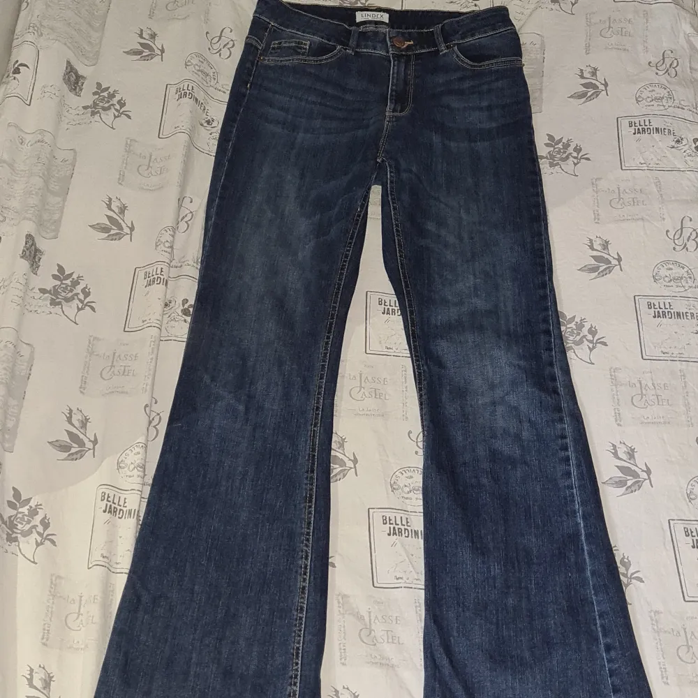 Ja säljer dessa mid waist jeans från lindex, storleken är 38 men sitter som 36. Dessa är min mammas gamla men är fortfarande i väldigt bra skick. Skriv om du har intresse 💕. Jeans & Byxor.