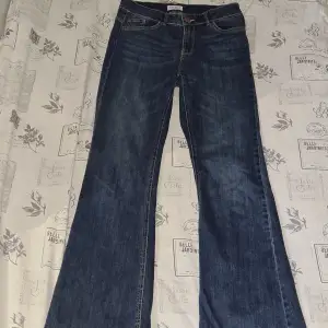 Ja säljer dessa mid waist jeans från lindex, storleken är 38 men sitter som 36. Dessa är min mammas gamla men är fortfarande i väldigt bra skick. Skriv om du har intresse 💕