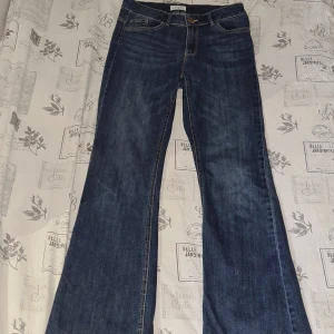Lindex jeans KAREN - Ja säljer dessa mid waist jeans från lindex, storleken är 38 men sitter som 36. Dessa är min mammas gamla men är fortfarande i väldigt bra skick. Skriv om du har intresse 💕