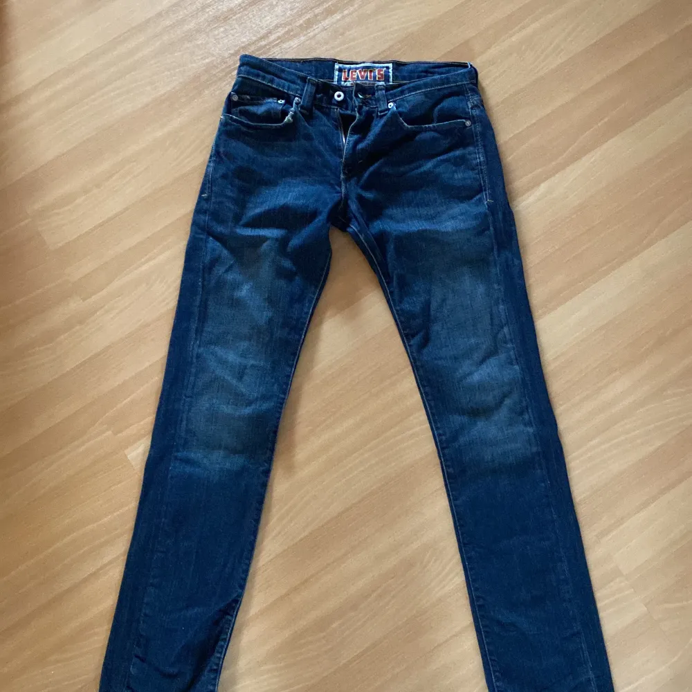Snygga blå Levis jeans, storlek 31/32. Lite små på mig. Eventuellt lite långa i storlek.. Jeans & Byxor.