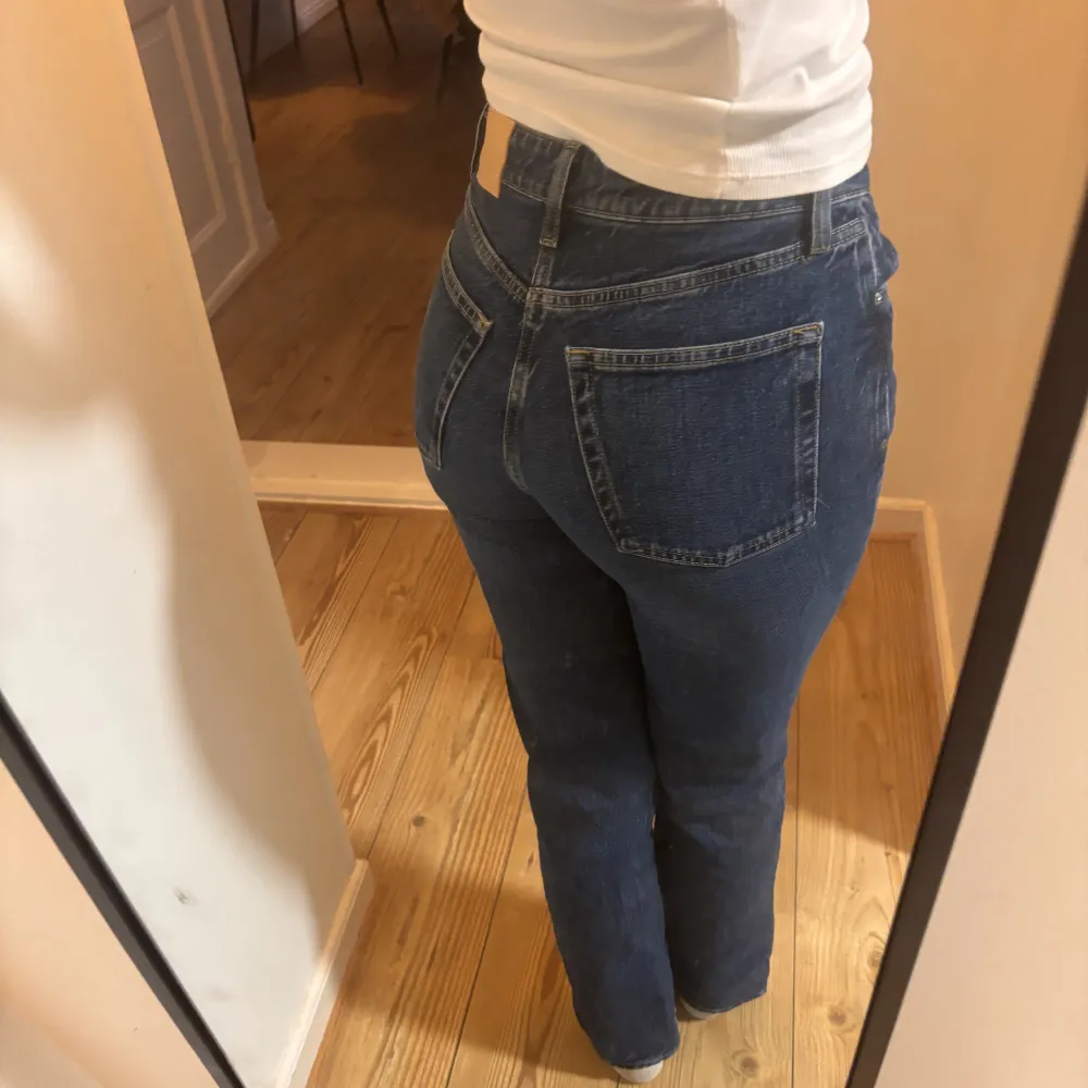 Snygg jeans i mid waist straight modellen från Cubus. Slutsålda online. Säljer även i dom andra två färgerna. W25L32. Jeans & Byxor.
