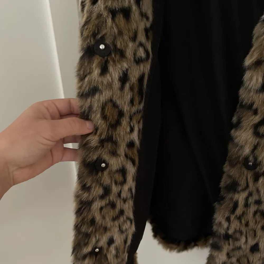 Cool jacka, leopardmönstrad fuskpäls. Sparsamt använd och i nyskick. Stängs med tre tryckknappar och har två fickor. Storlek S. Takit.