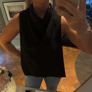 Kortärmad blus - Väldigt elegant samtidigt som snygg utgångstopp. Man kan bestämma hur knäppt man vill att den ska vara i ryggen. Antingen helt stängd eller helt öppen i ryggen. Nice att variera :)