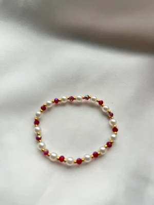 Pärlarmband  - Handgjorda pärlarmband 😍, finns i olika färgar 