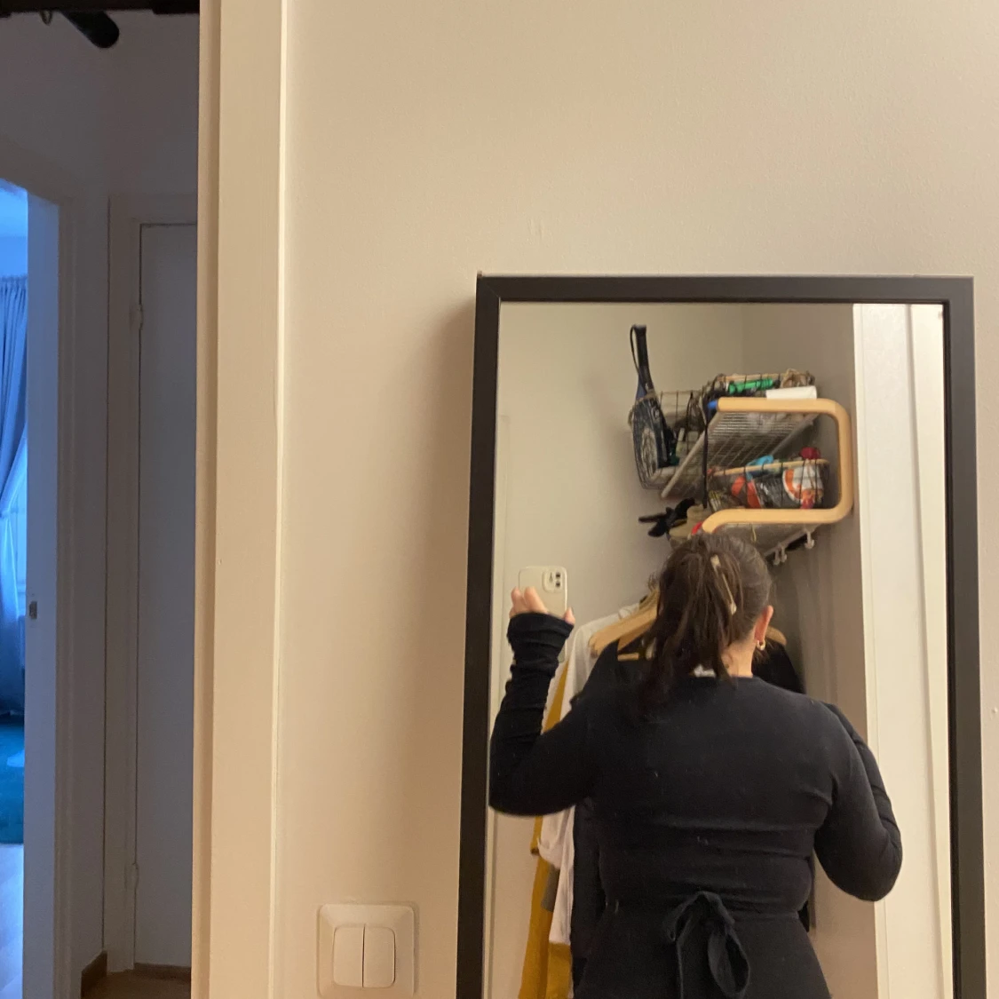 Fin svart topp med band som knyts runt - 90