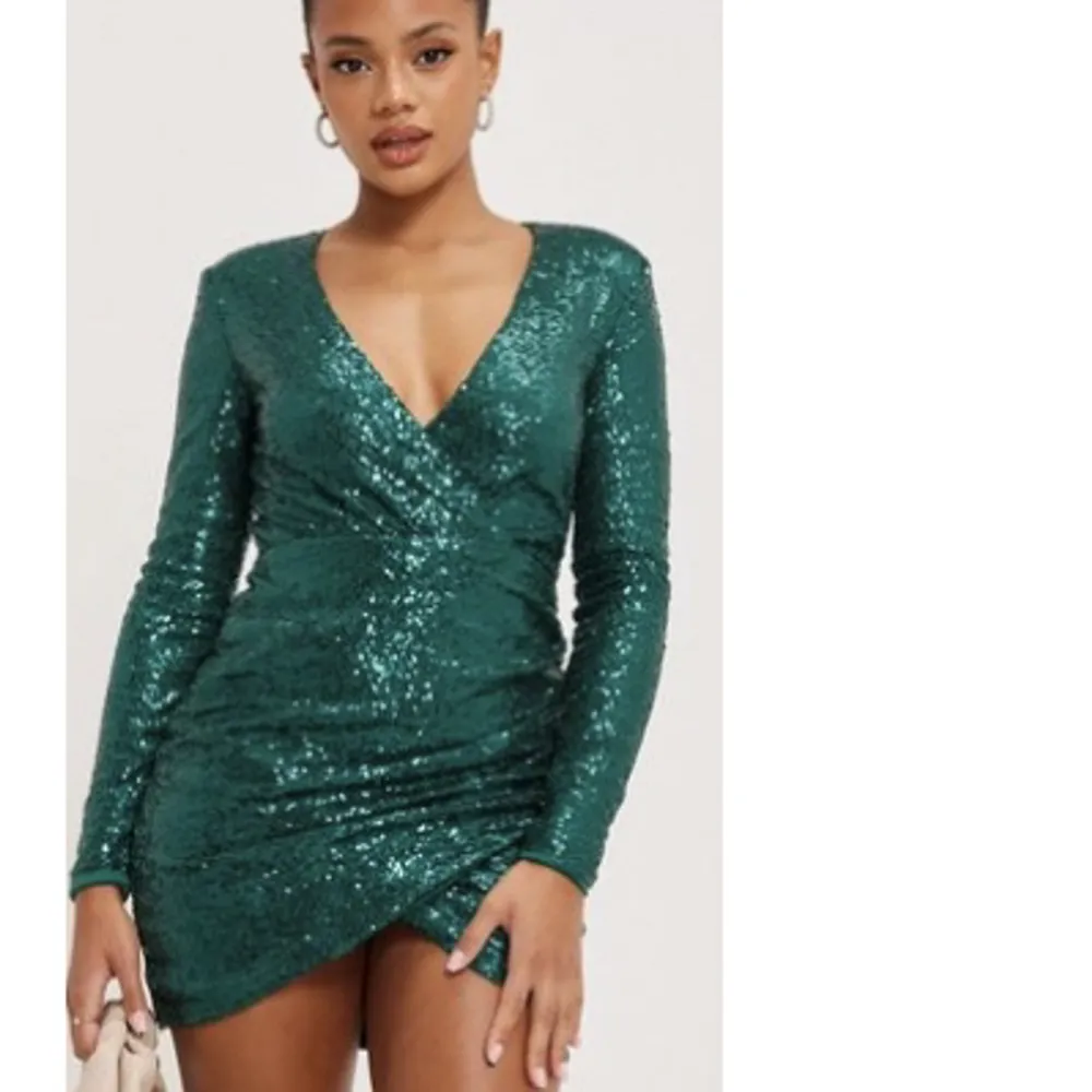 Grön glitter klänning från Nelly.com Använda en gång på julafton, och är i bra skick. Säljer den då den jag tror någon annan skulle få bättre användning av den. Köparen står för frakten. Tryck inte på köp nu, utan skriv vid intresse!😃. Klänningar.