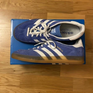 Adidas Gazelle - Adidas gazelle, knappt använda Original låda och extra skosnöre finns. Storlek: 41 1/3