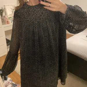 Prickig klänning - Säljer denna prickiga klänningen som är från Zara. 
