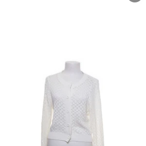 Kofta - Jag säljer min ”broderade” kofta från NA-KD. Varan är originellt köpt från sellpy men tyvärr inte kommit till någon användning. Koftan är i ett mycket bra skick. Skriv om ni vill ha fler bilder eller om ni har några andra frågor!💗