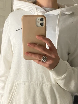 Hoodie  - En hoodie, har andvänt typ 3 gånger ungefär. Jätte skön, varm till vintern Köpte den för 1 månad sen. Köpte den för 250kr