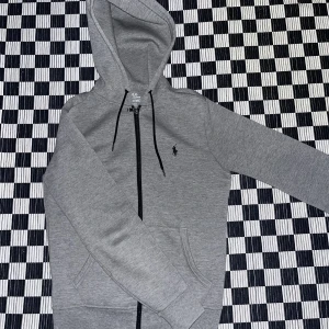 Polo Ralph lauren zip hoodie  - Säljer min Polo Hoodie då den inte passar mig. Tröjan är i väldigt bra skick utan några tecken på förslitning!    Kan mötas i Göteborg eller frakta 