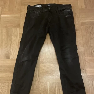 Replay anbass - Tjena säljer nu mina snygga replay jeans i modellen anbass. De är i skick 9/10 inga hål eller fläckar! Hör av er vid minsta intresse!