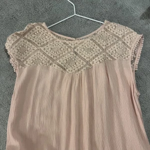 T-shirt - Säljer min gulliga rosa t-shirt med mönster upptill.  Stl M men passar även en S. I Nyckick💝