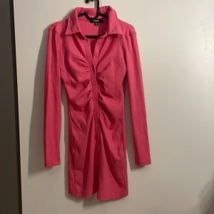 Rosa klänning - Säljer denna då den inte används. Använd en gång. Frakt tillkommer. 