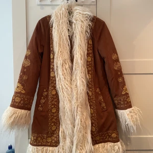 Kappa  - Säljer denna kappa från Hippie shake heroes den är väldigt len och fin, aldrig använd det är inte äkta skinn på den. Nypris ligger på 2023kr