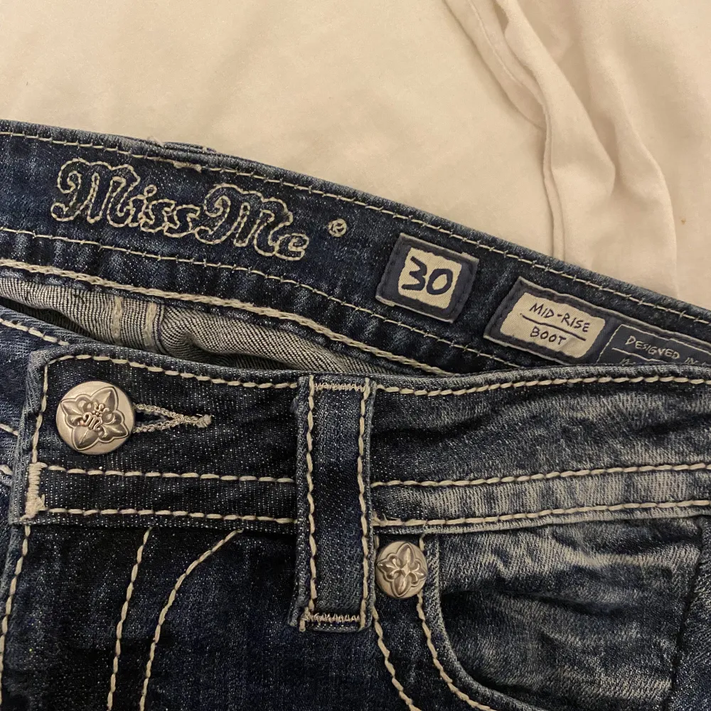 Så himla snygga bootcut miss me jeans som tyvärr inte passar mig 😫första bilden är lånad från förra säljaren 💕 fler bilder kan tas privat 💕Är långa på mig som är 165, pris är diskuterbart 💕. Jeans & Byxor.