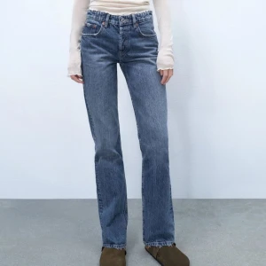 Zara mid rise straight jeans - Zaras mid rise straight jeans i mörkblå, bra skick!