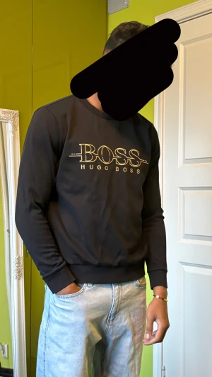 Hugo boss tröja  - Svart hugo boss tröja i bra skick , inga slitningar eller annat🙌