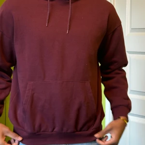 Hoodie - Vinröd pier one hoodie i bra skick inga defekter 