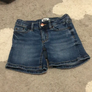 Jeans shorts  - Jeans shorts från lager 157!  Använd av min syster 1 gång! 🤍