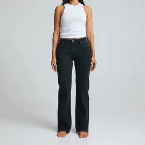 Mid wide 980 jeans från bikbok oanvända med prislapp kvar💕Nypris 699kr🌟