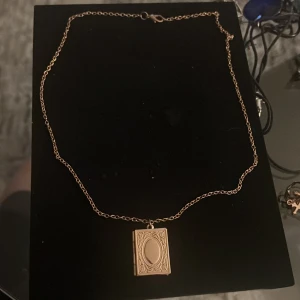 Halsband - Guld halsband, man kan öppna boken, 15 kr för frakten om man köper privat annars kan man köpa genom köp nu 