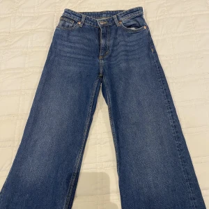 Monki jeans - Snygga vida byxor från monki. De är lågmidjade och använd ett fåtal gånger. 